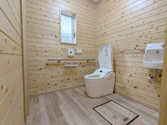 １階のトイレはバリアフリーで車いすも入れる広さがあります