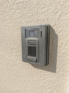 モニター付きインターホンで訪問者の顔がわかります