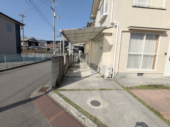 西側にも駐車場スペースがあります