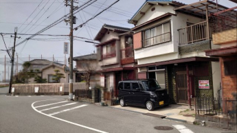 導流帯(ゼブラゾーン)に面しているので車の出し入れは楽です