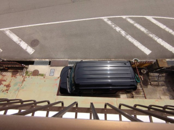 導流帯(ゼブラゾーン)に面しているので車の出し入れは楽です