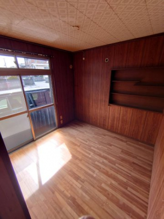 洋室4.5帖　掃き出し窓から明るい光が差し込んできます