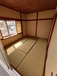 洋室4.5帖　掃き出し窓から明るい光が差し込んできます