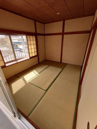 洋室4.5帖　掃き出し窓から明るい光が差し込んできます