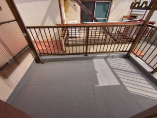 広いバルコニーには屋根が付いているので雨の日でもお洗濯に困りませんね