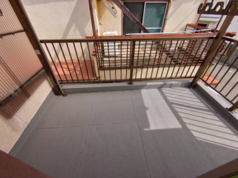 広いバルコニーには屋根が付いているので雨の日でもお洗濯に困りませんね