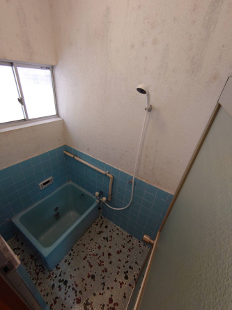 リモコンでお湯張り、追い炊きできます　シャワーも付いています