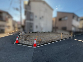 落ち着いた住宅街に位置する尼崎市大島1丁目の売土地。生活施設が徒歩圏に揃い毎日の暮らしも快適です。前面道路との高低差も少なく建築プランの自由度が高い点も魅力。通勤・通学にも便利な住環境が整っています。