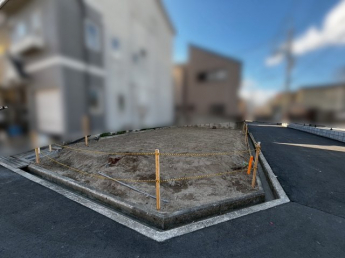 尼崎市大島1丁目の閑静な住宅地に誕生した建築用地。周辺にはスーパーや学校、公園が揃い子育て世帯にも安心。整形地につき設計のしやすさも魅力で、理想の住まいを自由設計で実現可能なロケーションです。