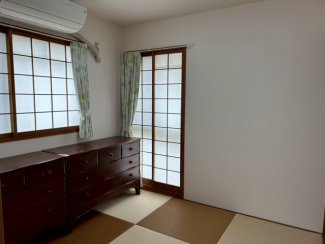 ダイニングすぐ隣なので間仕切りを開けて広くお使いいただけます。