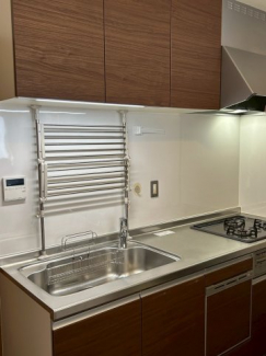 3口のガスコンロに食洗器もあります。