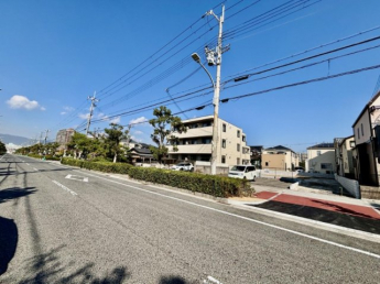 【前面道路含む現地写真】