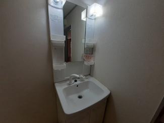 ゆったりとスペースのある洗面所