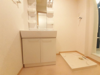 ゆったりとスペースのある洗面所