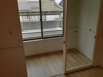 明るい色調の室内です