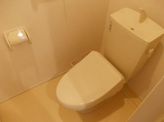 落ち着いた色調のトイレです
