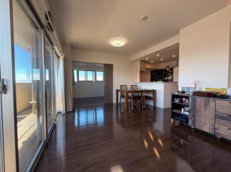 南面バルコニーから明るい日差しが差し込んできます♪隣接する洋