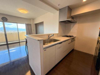 キレイに手入れされたシステムキッチンです♪