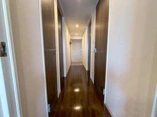 リビングから玄関を撮影しました。