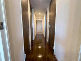 リビングから玄関を撮影しました。