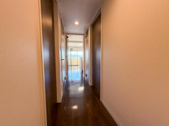 玄関からリビングを撮影しています。