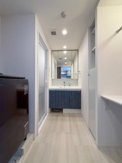 キッチン横にある洗面脱衣室です。使い勝手の良い動線ですね♪