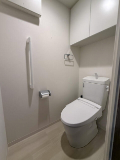 白を基調とした清潔感あふれるトイレです♪