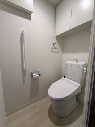 白を基調とした清潔感あふれるトイレです♪