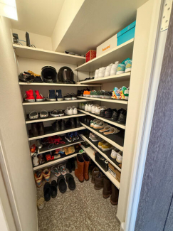 玄関横のシューズインクローゼットです。充分すぎるほどの収納量