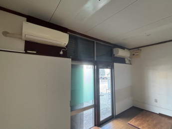 1階事業用には、エアコン２台が残置物としてついています。