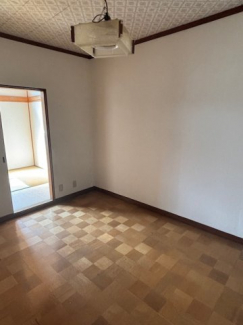 ２階には和室２部屋、洋室１部屋ございます。