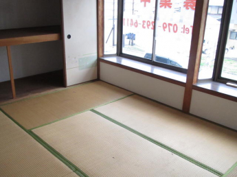 ２階には和室２部屋、洋室１部屋ございます。