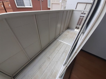 暖かな日差しのふりそそぐバルコニー