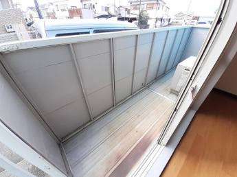 外からの目が気にならないバルコニーで洗濯物が干せます