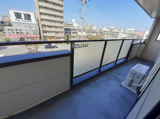 暖かな日差しのふりそそぐバルコニー