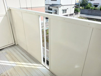 外からの目が気にならないバルコニーで洗濯物が干せます