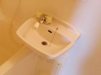 ゆったりとスペースのある洗面所