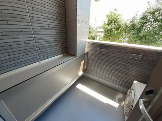 暖かな日差しのふりそそぐバルコニー