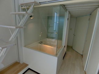 ガラス張りのお洒落すぎるバスルーム！！