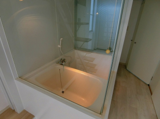 ガラス張りのお洒落すぎるバスルーム！！