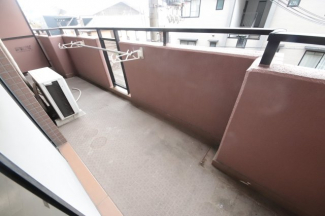 暖かな日差しのふりそそぐバルコニー