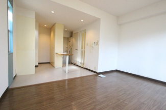 ゆったり過ごせる居間です