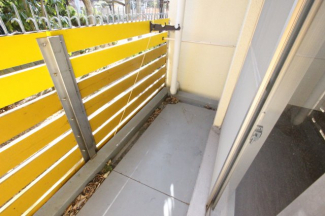 暖かな日差しのふりそそぐバルコニー