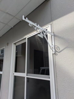 洗濯物干し掛け付いています。