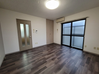 8.5帖もあるとベッドと机を置いてもまだスペースがありますよ