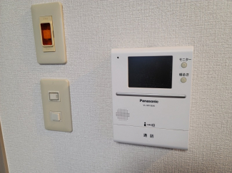 モニター付きインターホンで安心です。非常ベルも付いていますよ！