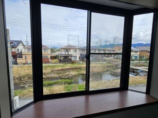 目の前に川が流れています。遠くには国宝・彦根城も見えますよ！