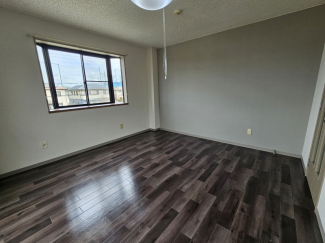 壁の一面がグレーになっており落ち着いた雰囲気のお部屋です