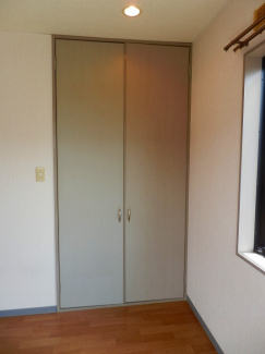 収納の上にはスポットライトがあります