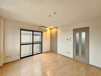 １Kの洋室は寝室でもありリビングでもありますので広いとベット・机と置いても余裕があると嬉しいですね！